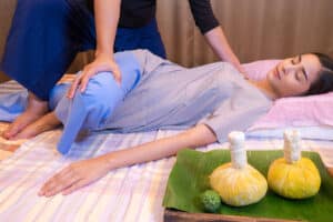 タイ古式マッサージは、タイ伝統医学に基づいた全身の癒しを目指す施術で、深いストレッチと指圧が特徴です